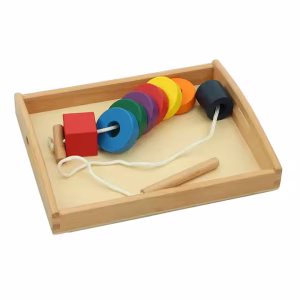 Montessori nizanke – barvne oblike za nizanje na vrvico